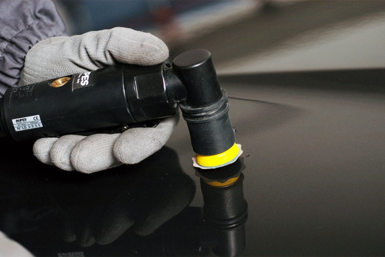 LD30_Pneumatic-mini-sander-with-30mm-pad_application.jpg